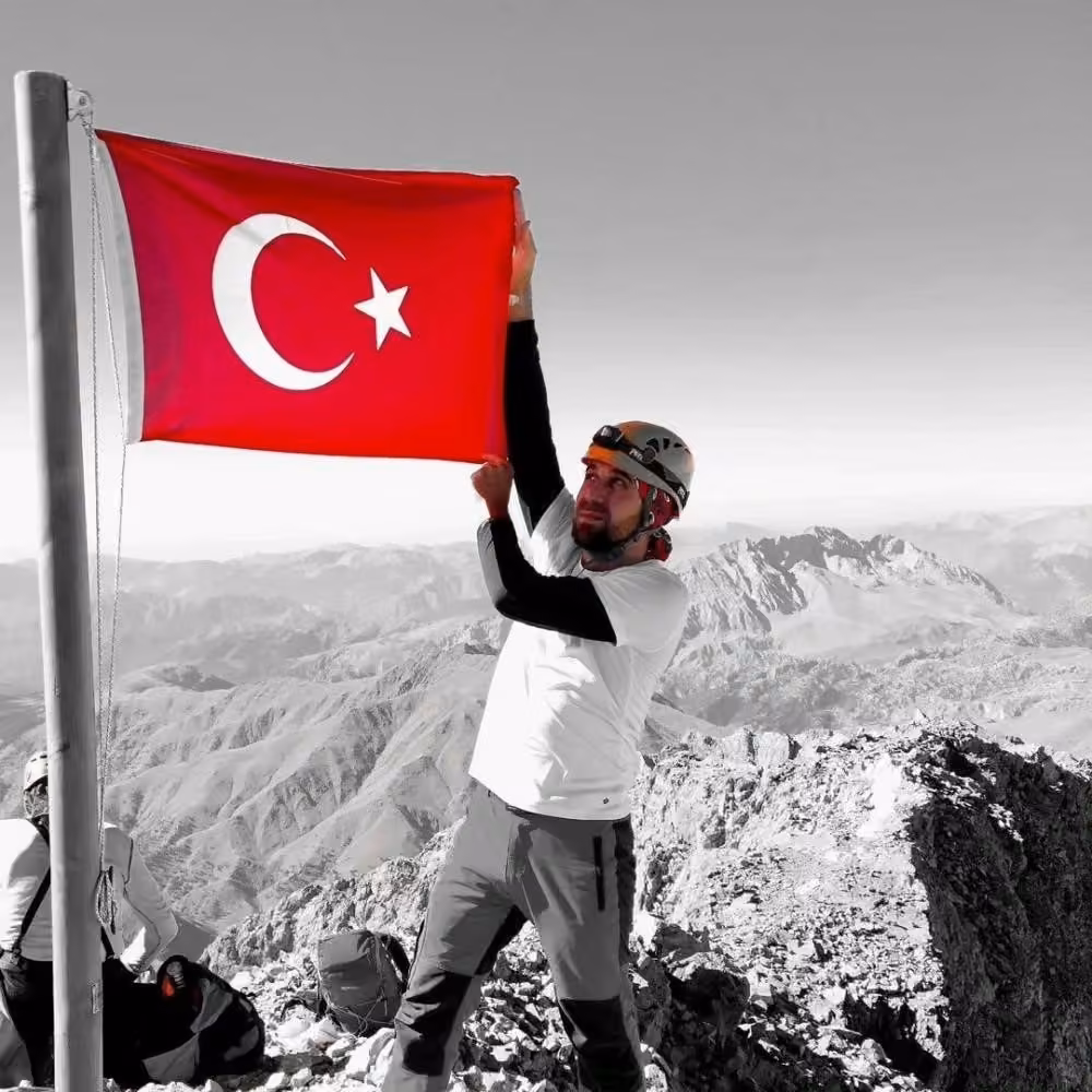 Erciyes’te zirve tırmanışında uçurumdan düşerek hayatını kaybeden dağcı arama kurtarma ceketi ile son yolculuğuna uğurlandı