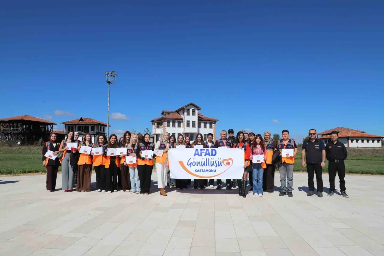 Eğitimleri tamamlanan 38 gönüllü daha destek AFAD gömüllüsü kimliği aldı