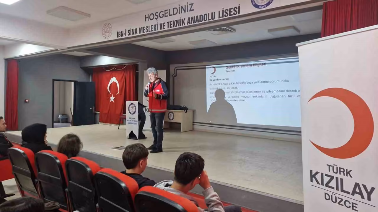 Lise öğrencilerine ilk yardım eğitimi verildi