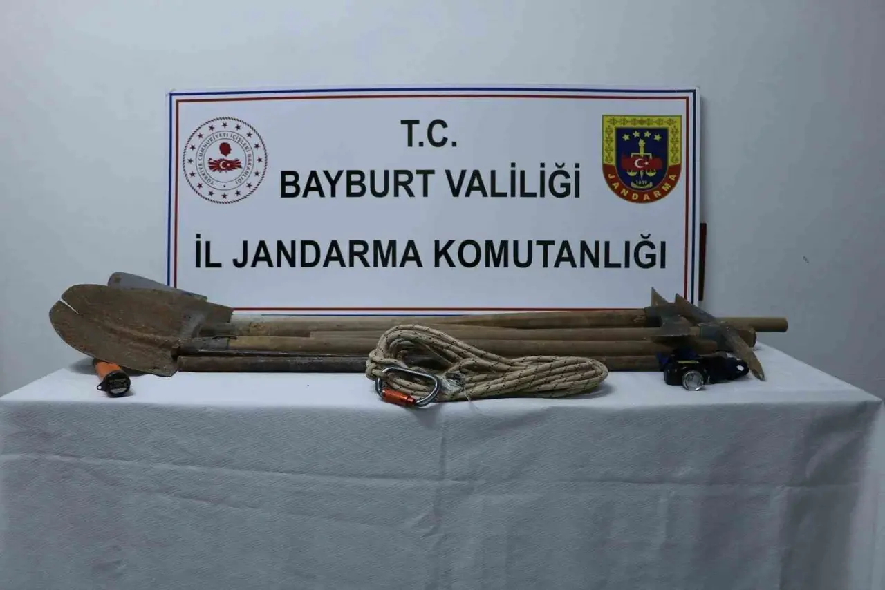 Bayburt’ta izinsiz kazı yapan 6 şüpheli suçüstü yakalandı