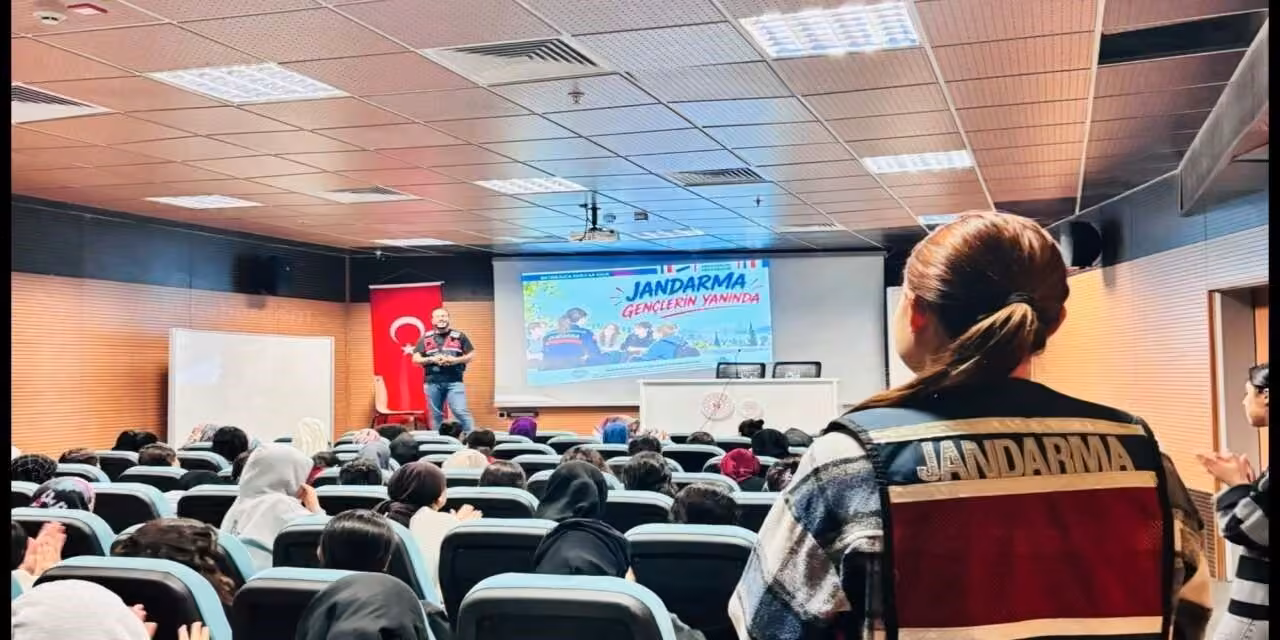 Jandarmadan üniversite öğrencilerine bilgilendirme eğitimi