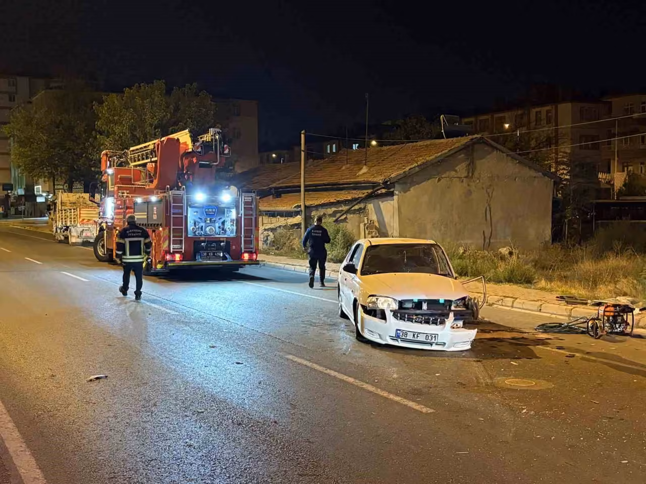 Ağaca çarpan otomobilde sıkışan sürücüyü itfaiye ekipleri kurtardı: 1 yaralı