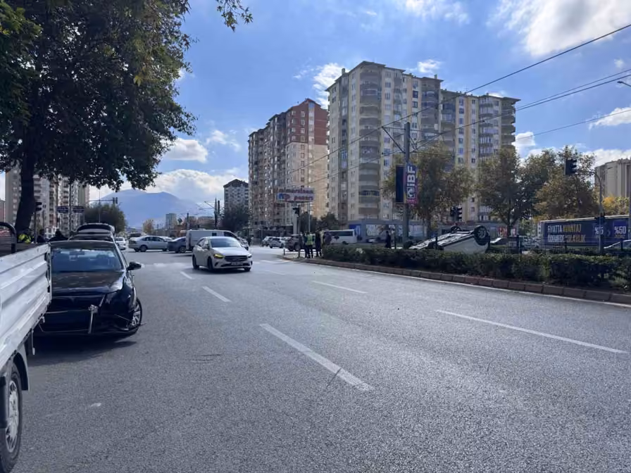 Kaza yapan otomobil takla atıp tramvay yoluna girdi: 1 yaralı