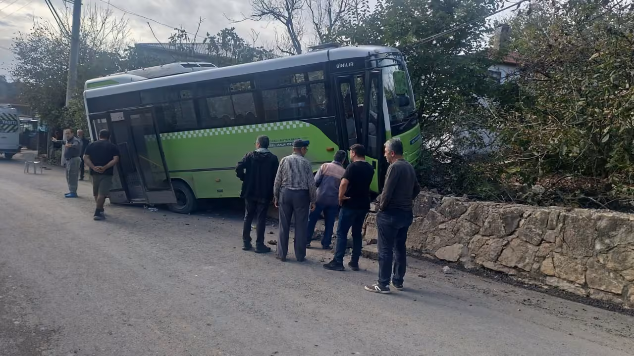 Kocaeli’de özel halk otobüsü duvara çarptı: 10 yaralı