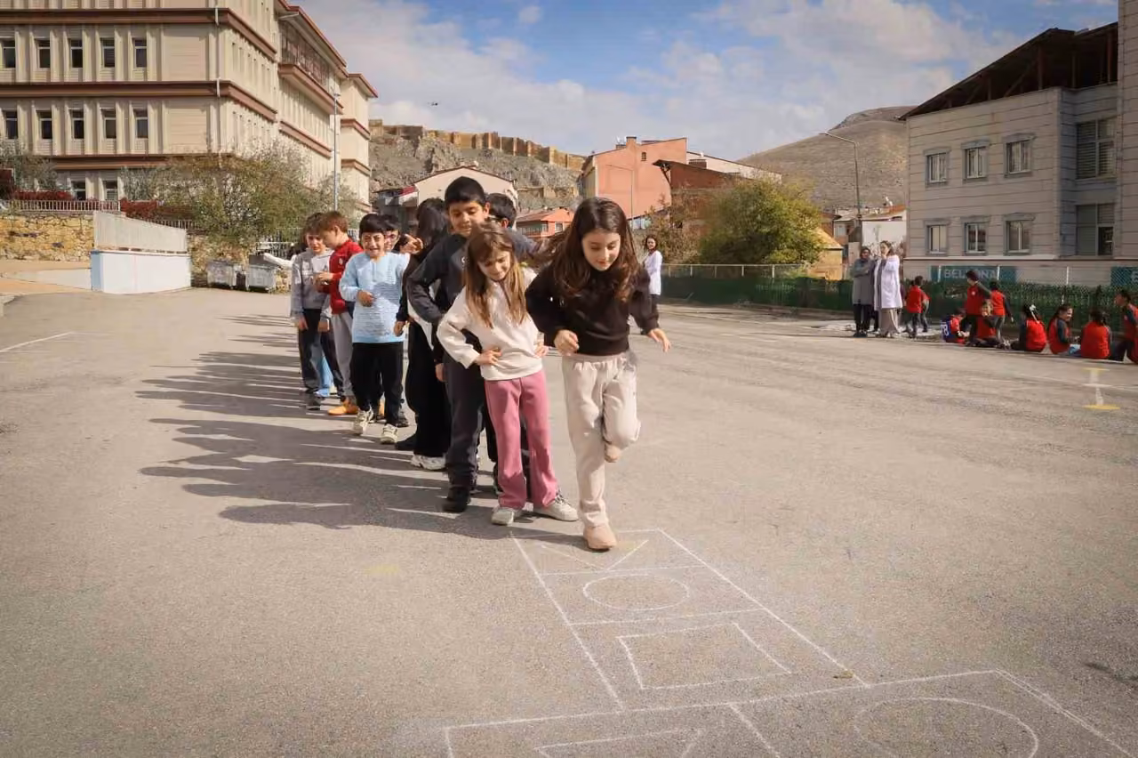 Bayburt’ta öğrenciler oyunla öğreniyor