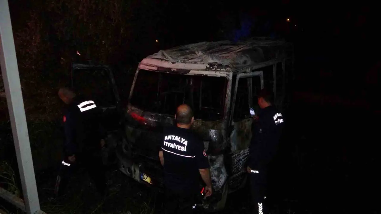 Antalya’da park halindeki minibüs yandı
