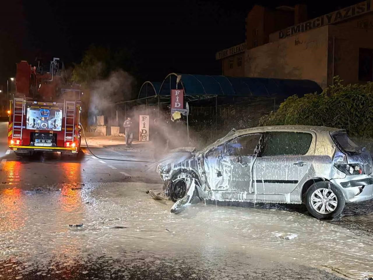 Kayseri’de park halindeki 3 araca çarpan otomobil, alev aldı: 2 yaralı