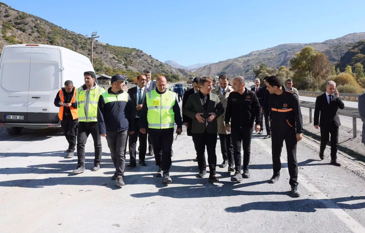 Erzincan’da heyelan nedeniyle demir yolu ve kara yolunda yürütülen çalışmalar incelendi