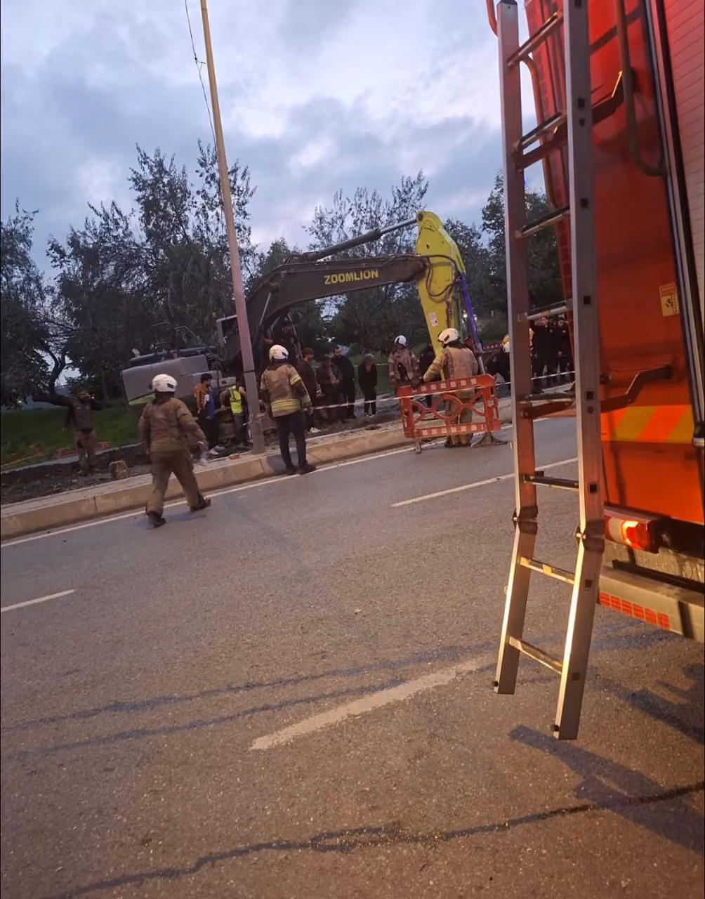 Bayrampaşa’da çalışma sırasında yol çöktü. Göçük altında kalanları olduğu iddia edilirken, olay yerine polis, AFAD, itfaiye ve sağlık ekipleri sevk edildi.