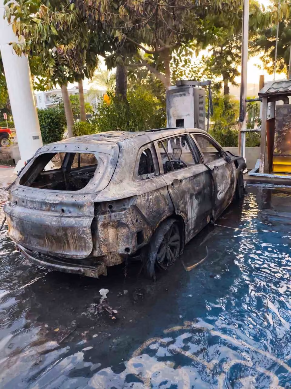 Alanya’da istasyonda şarj olan elektrikli araç yandı