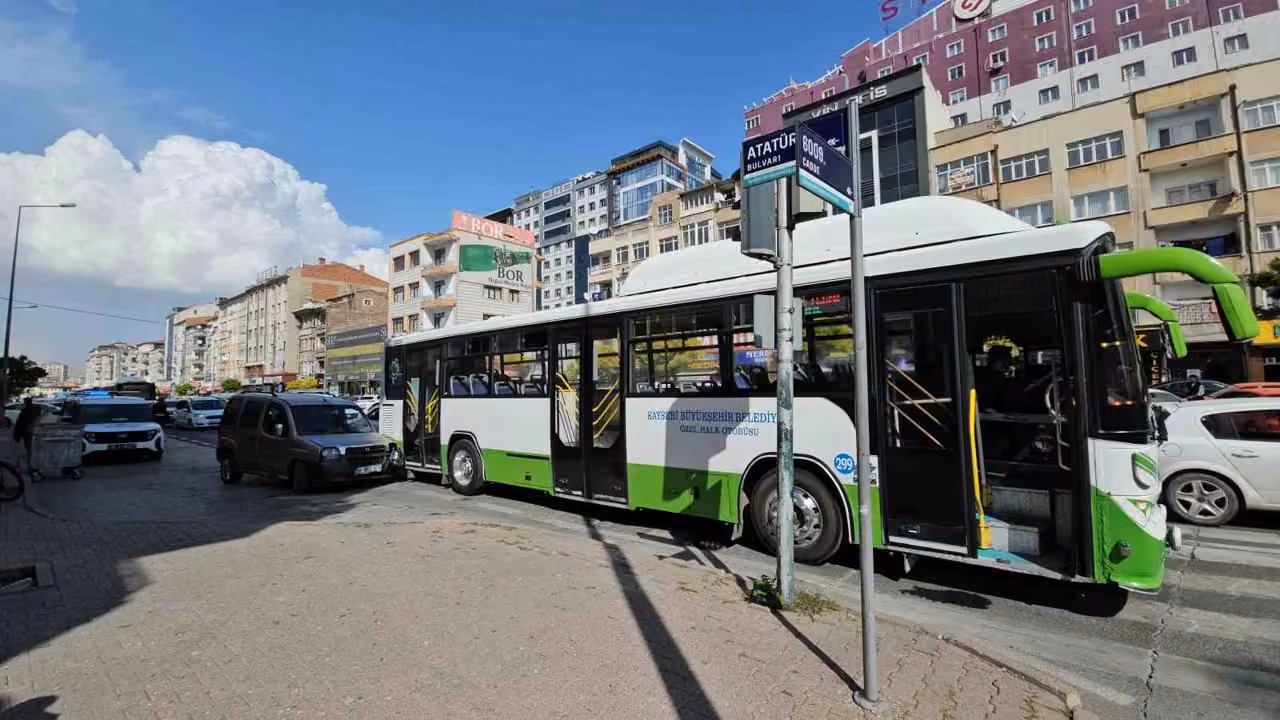 Akrabasını bıçakladıktan sonra kaçarken halk otobüsüne çarpan şüpheli yakalandı