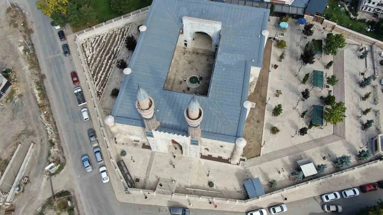 Tarih ve kültür severler Sivas’a akın ediyor
