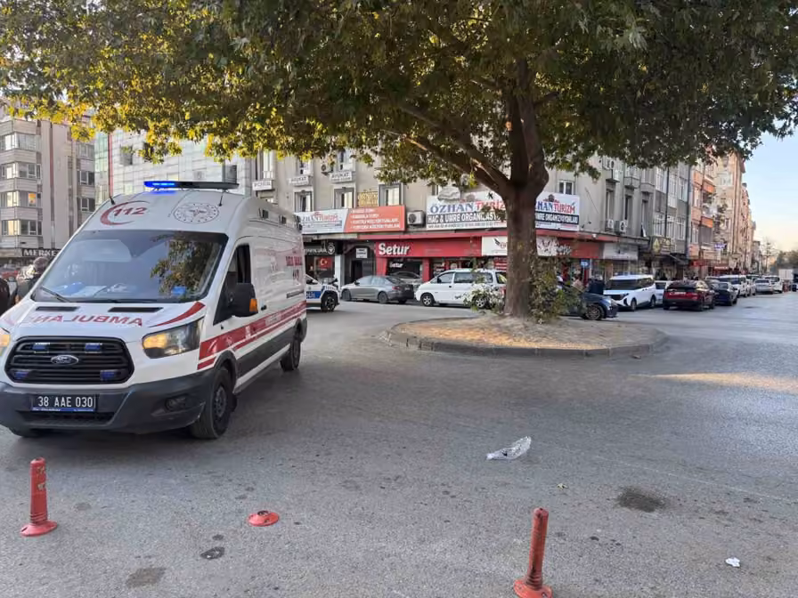 Kavşaktan dönen motosikletli Yunus ekibi kaza yaptı: 2 polis yaralı