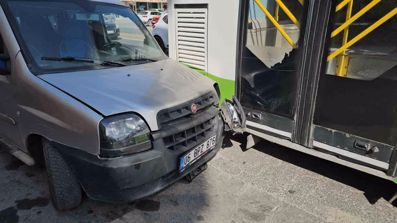 Akrabasını bıçakladıktan sonra kaçarken halk otobüsüne çarpan şüpheli yakalandı