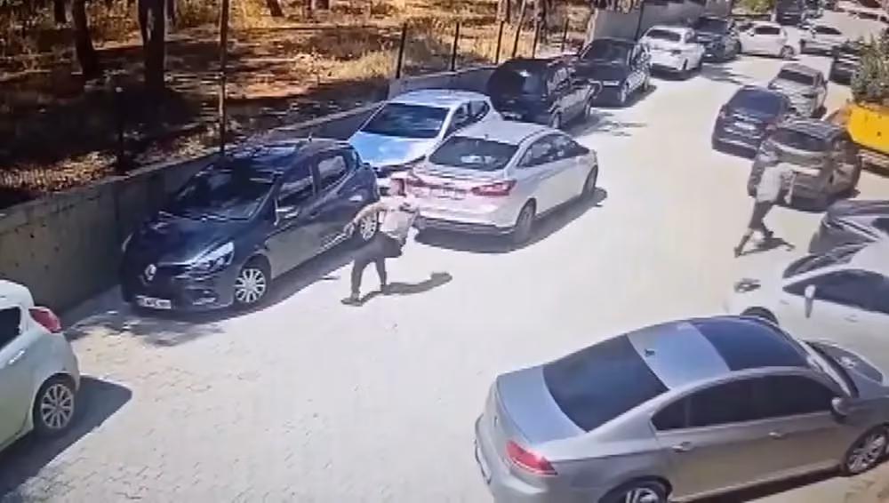 El freni çekilmeyen otomobil yokuş aşağı giderken güvenlik görevlileri durdurdu
