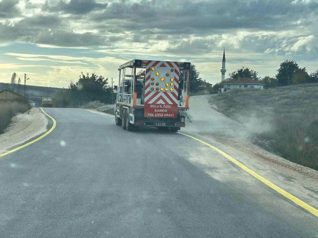 Bolu’da köy yollarında güvenli ulaşım için hummalı çalışma