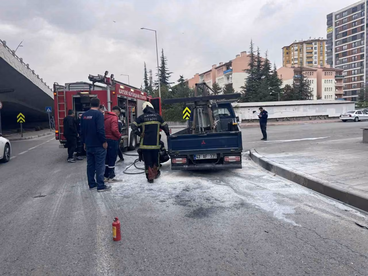 Seyir halindeki kamyonetin lastiği yandı
