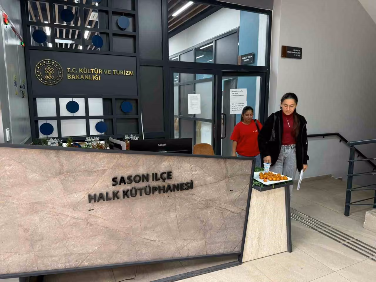 Sason’da kütüphaneye gelen öğrencilere tatlı ve içecek ikramı