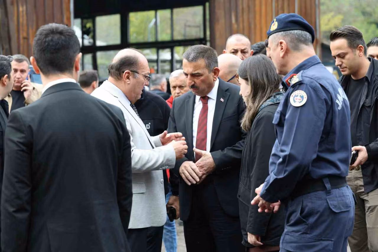 Vali Hacıbektaşoğlu maden kazasında yaralanan işçileri hastanede ziyaret etti