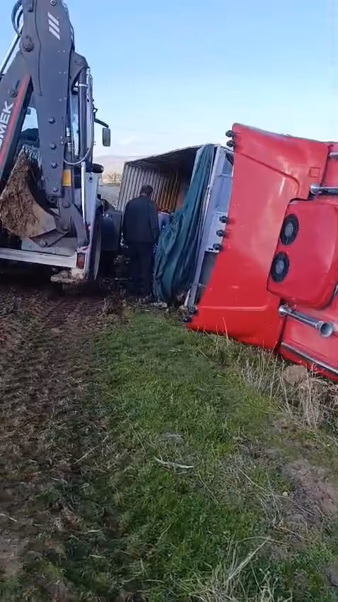 Elazığ’da pancar yüklü tır devrildi
