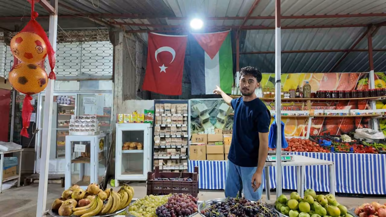 Hatay’da 3 yıldır marketine İsrail menşeli ürünleri sokmayan genç esnaf, dolabına boykot mesajı astı