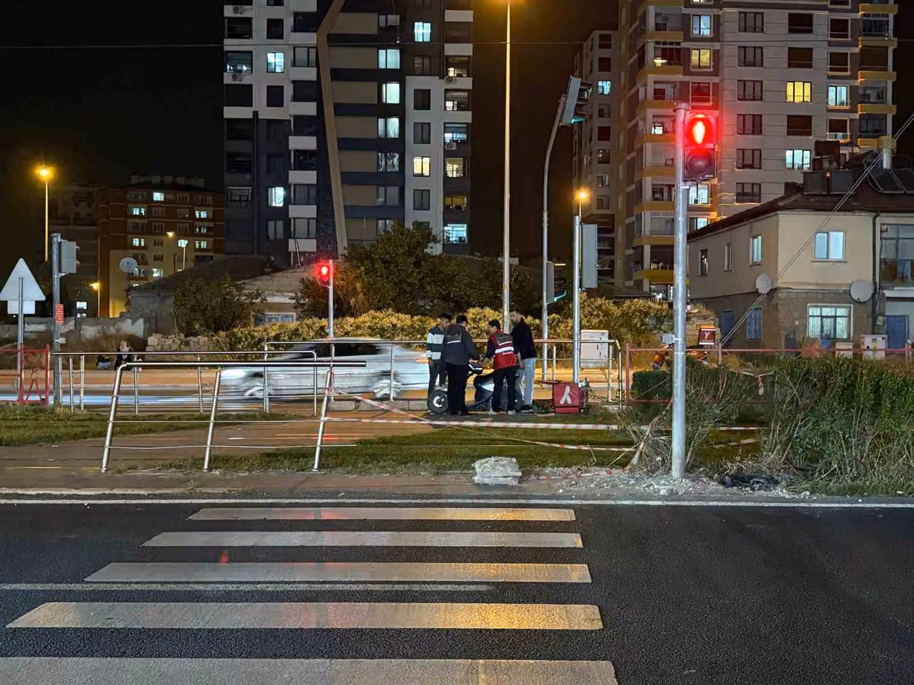 Yaya geçidinden geçmeye çalışan motosiklet tramvayla çarpıştı: 1 yaralı