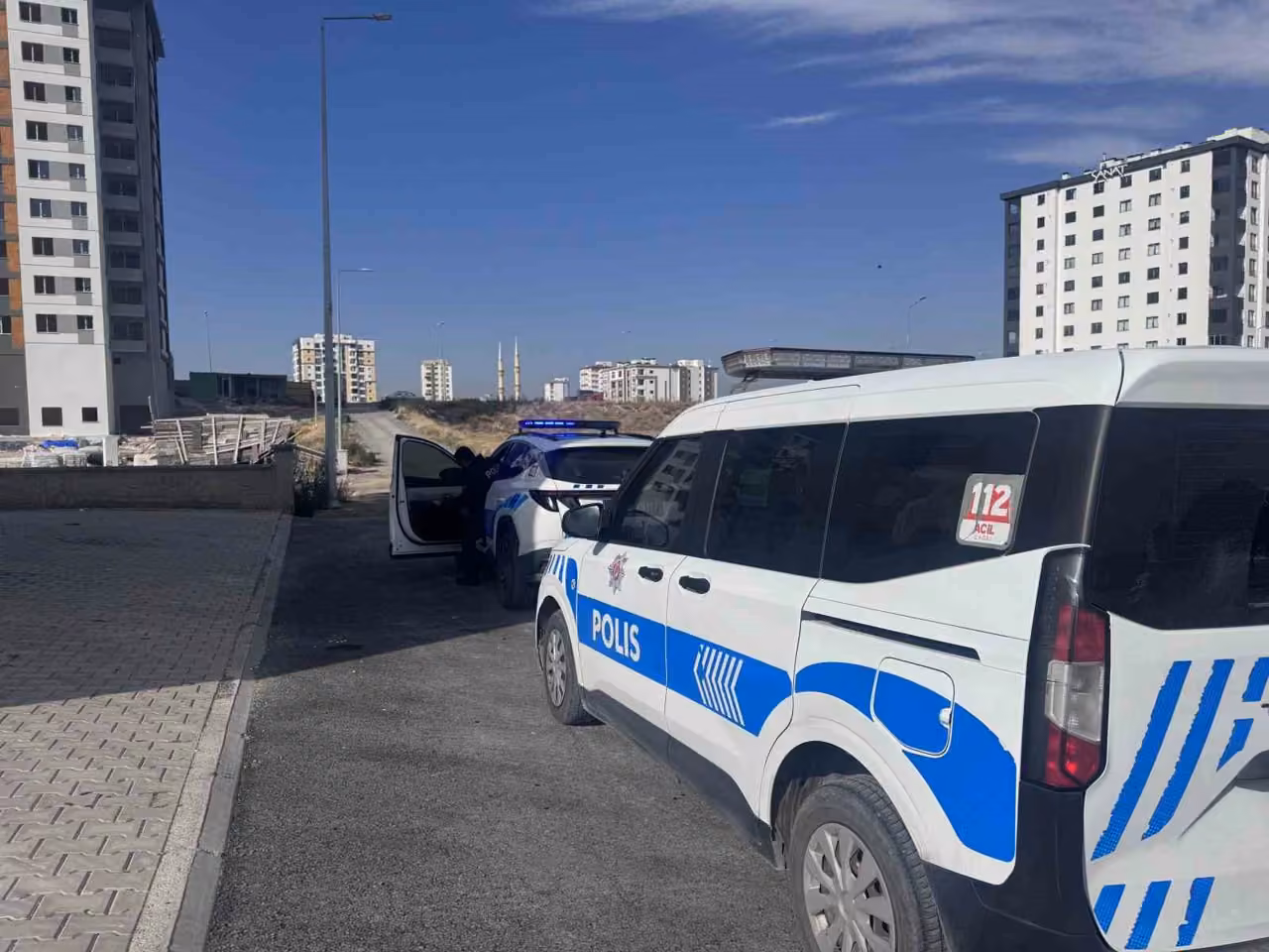 Uzaklaştırma kararı bitti eve merdivenle girdi