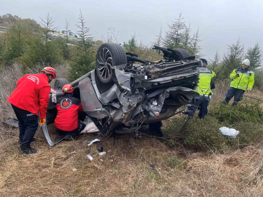 Balıkesir’de otomobil bariyerleri aşarak şarampole uçtu: 1 yaralı