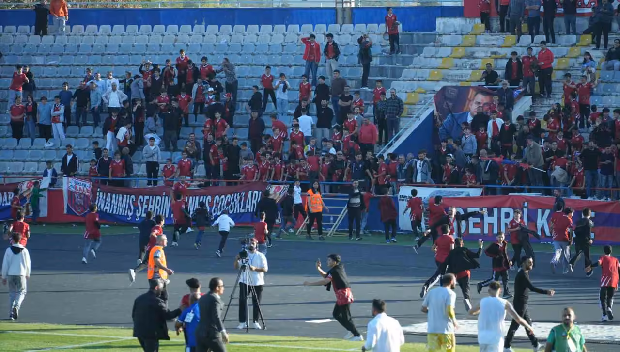 Son dakika golünde saha karıştı: Çocuk taraftarlar maç devam ederken futbolculara koştu