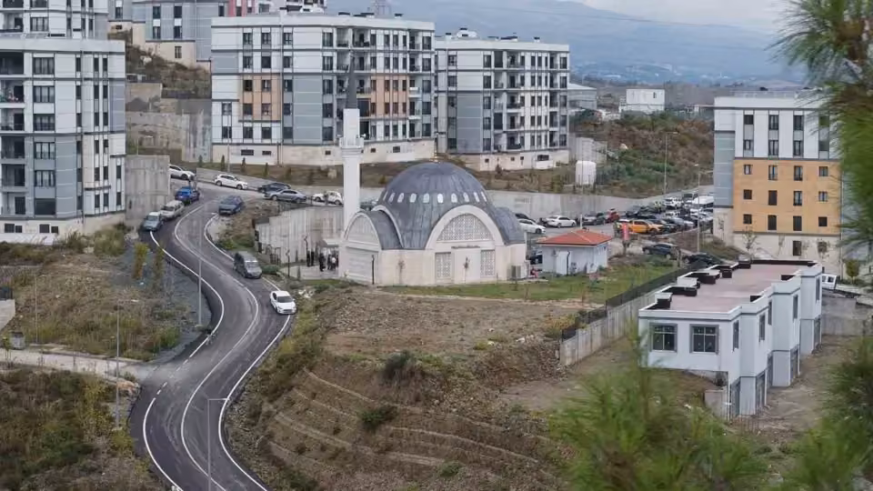 Hatay’da depremin ardından inşa edilen 136’ncı cami ibadete açıldı