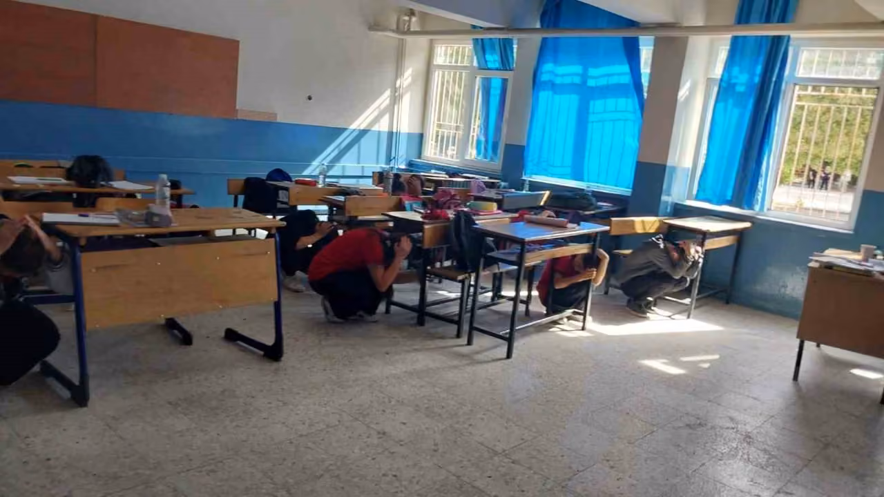 Öğrenciler depreme ’Çök-kapan-tutun" ile hazırlandı