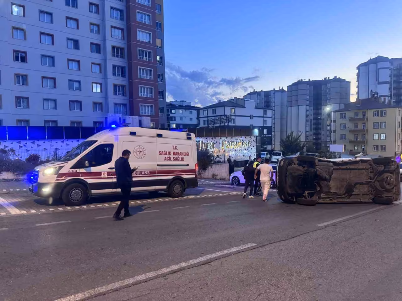 Kaza yapan minibüs park halindeki otomobile çarpıp yan yattı