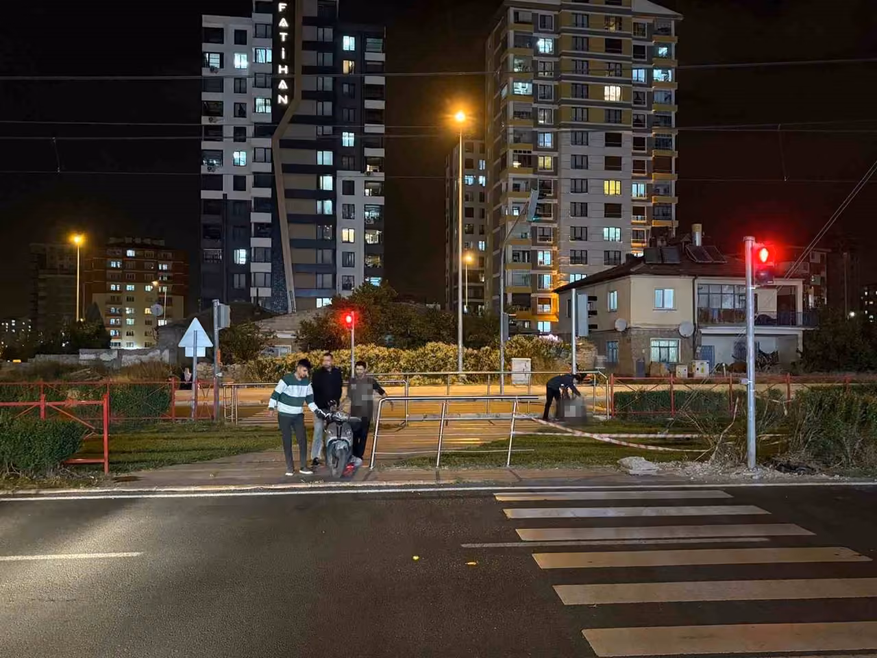 Yaya geçidinden geçmeye çalışan motosiklet tramvayla çarpıştı: 1 yaralı