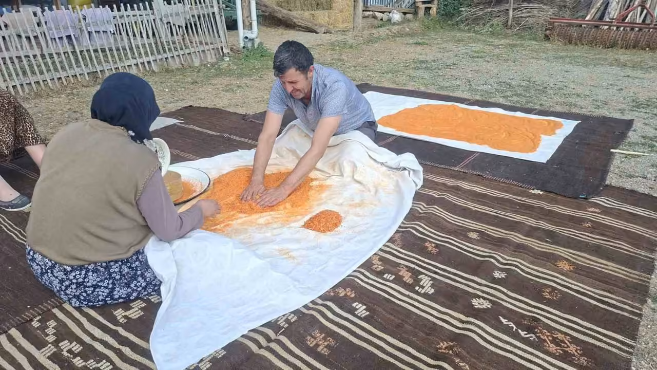 Eşine tarhana yapımında destek oldu