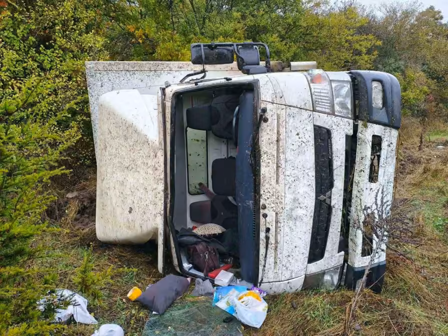 Bilecik’te kamyon takla atarak ormanlık alana devrildi: 2 yaralı