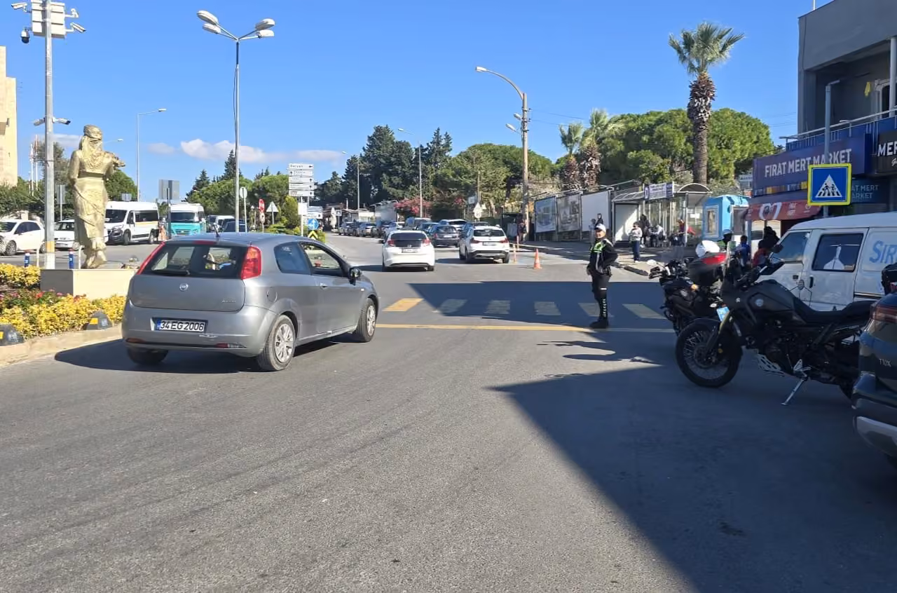 Çeşme’de yayalara yol vermeyen sürücülere ceza
