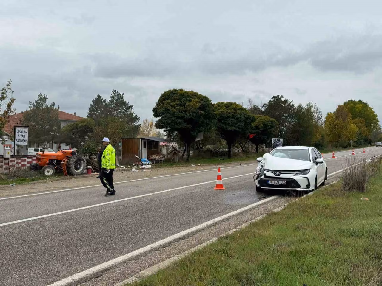 Traktöre çarpan otomobilin sürücüsü yaralandı