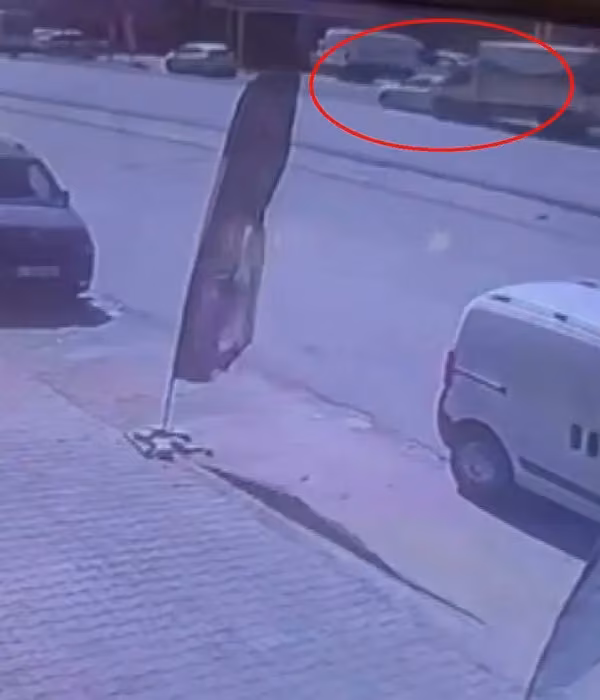 Binmek için kapısını açtığı otomobil, çarpmayla yerinden fırladı: O anlar kamerada