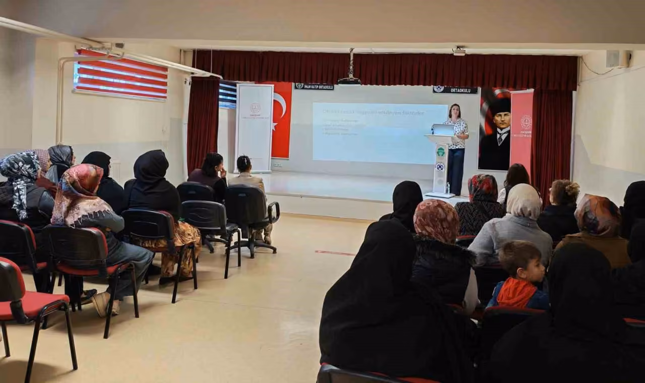 "Bilge Aileden Bilinçli Topluma Projesi" kapsamında velilere seminer verildi