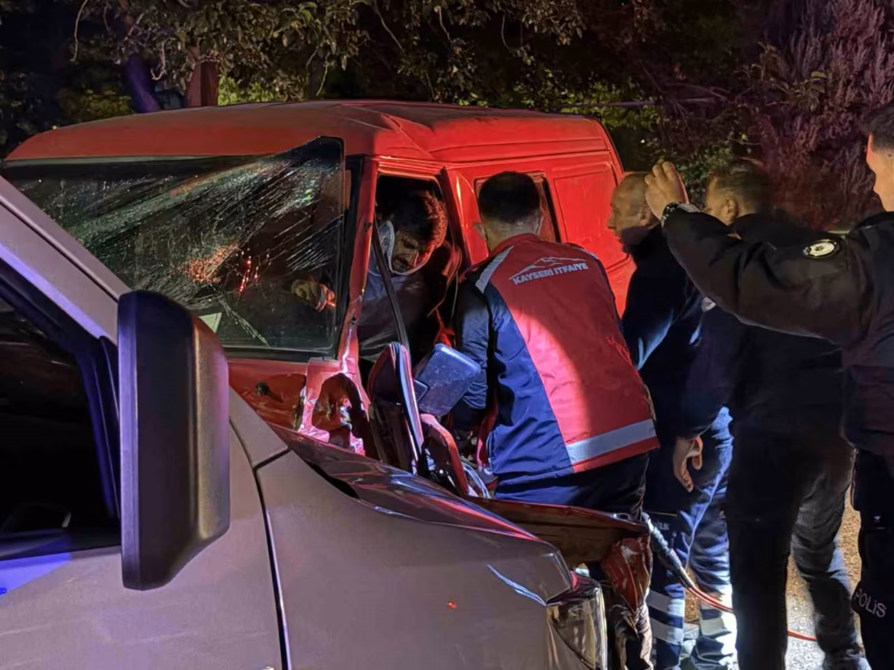 Pikapla kafa kafaya çarpışan kamyonet sürücüsü araçta sıkıştı: 2 yaralı