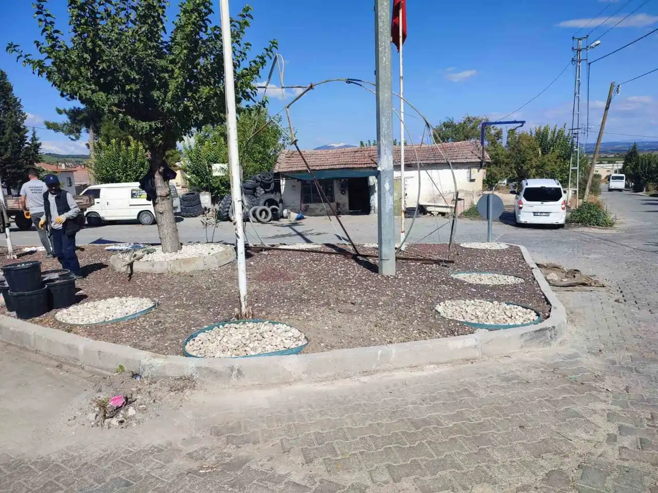 Şehzadeler’in kırsal mahallelerinde meydanlar yenileniyor