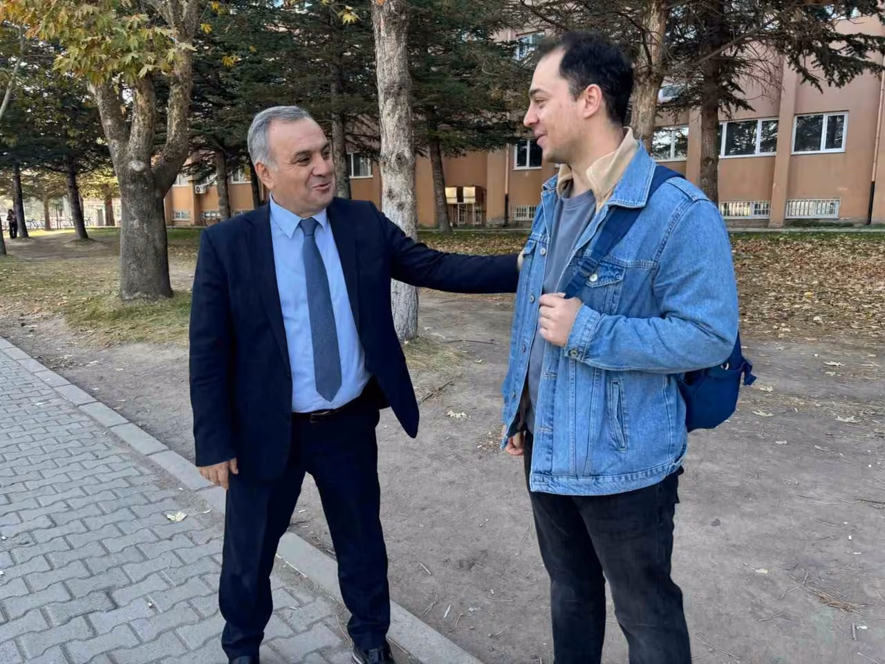 Rektör Altun, kampüste öğrenci ve esnafla sohbet etti