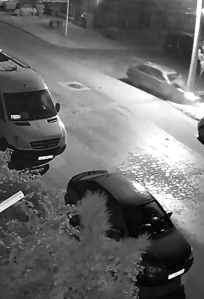 Otomobilin elektrik direğine çarptığı anlar güvenlik kamerasında