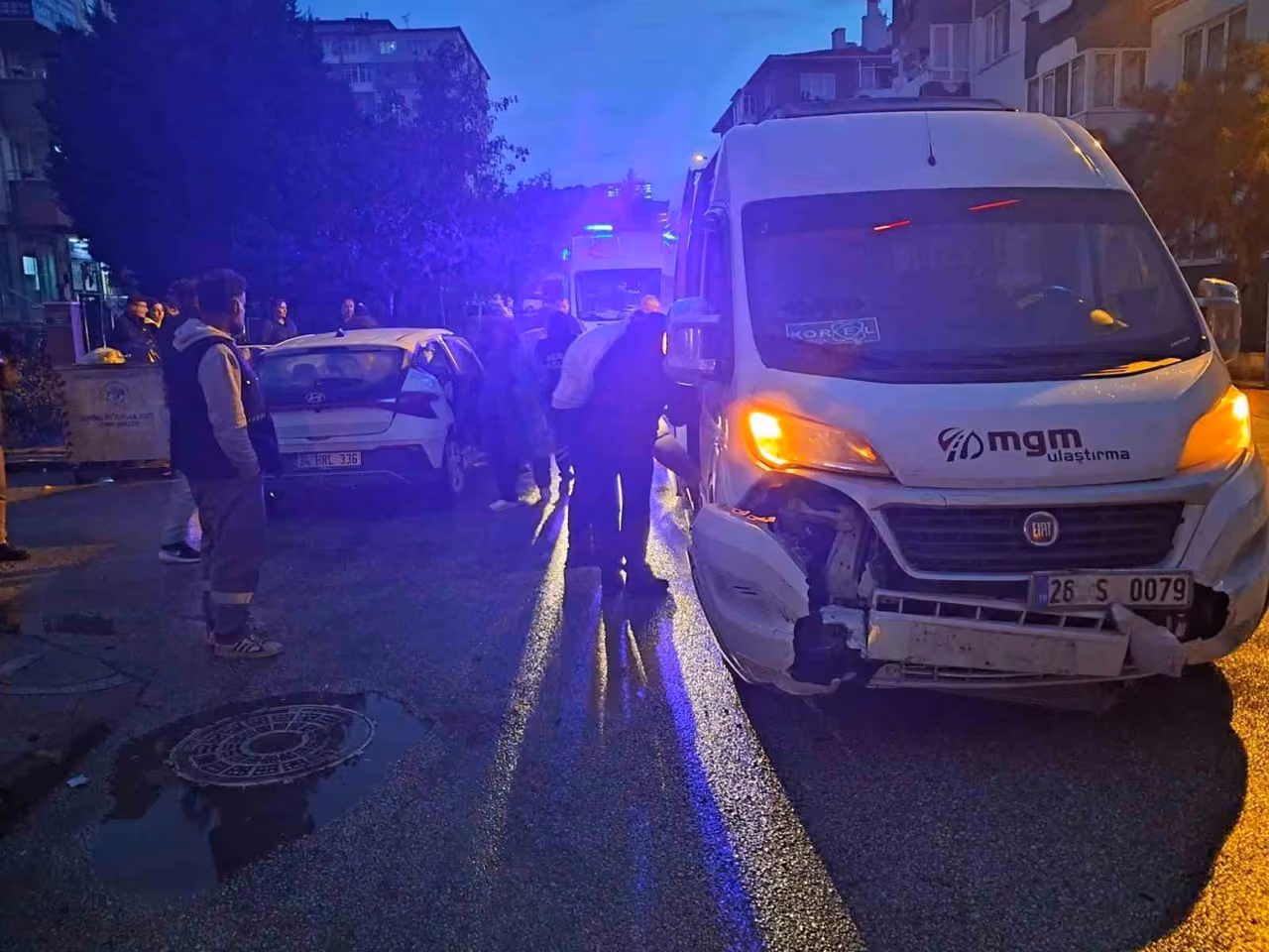 Eskişehir’de servis ile otomobil çarpıştı