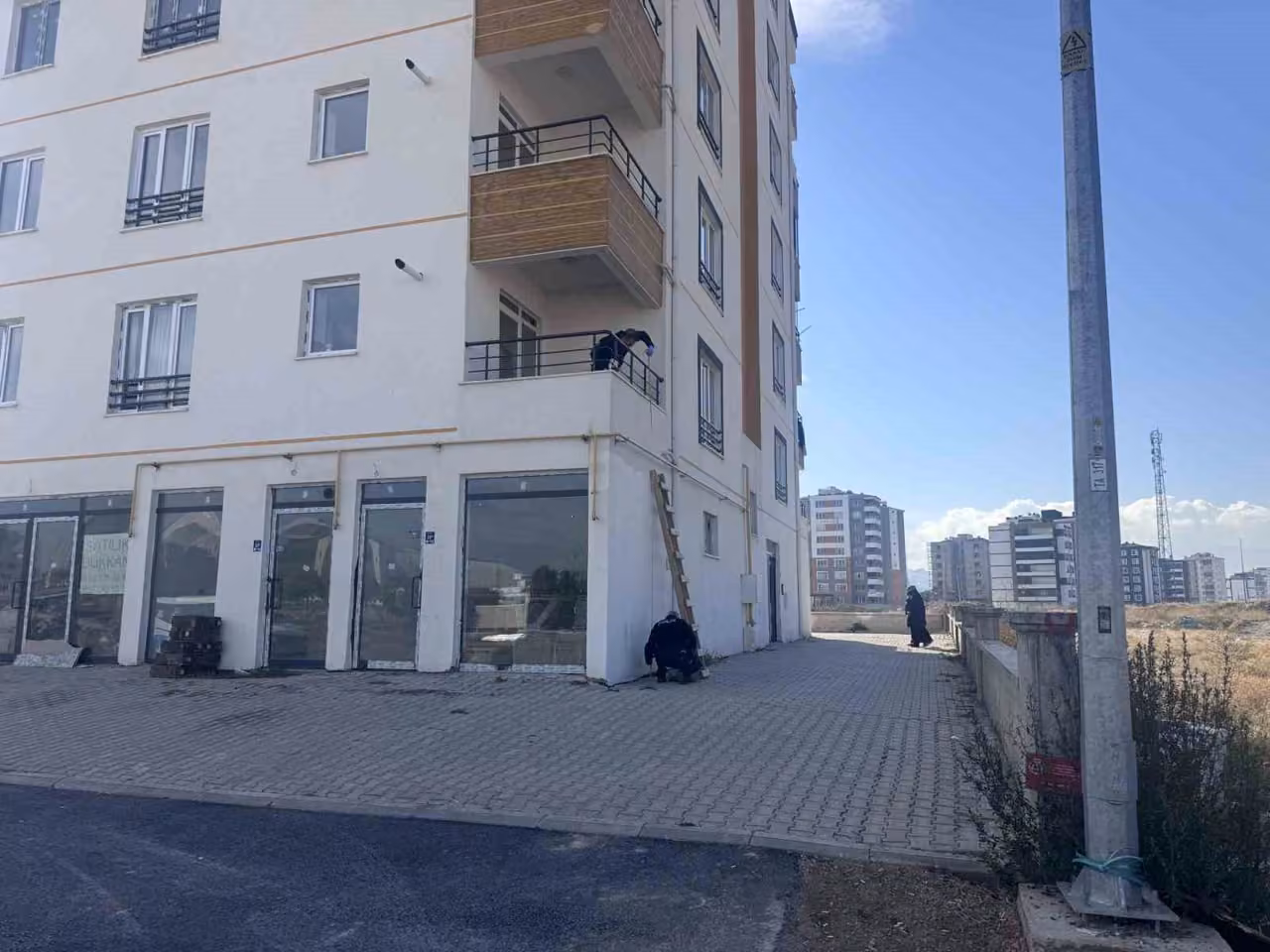Uzaklaştırma kararı bitti eve merdivenle girdi