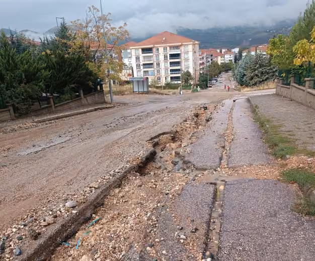 Gölbaşı’nda sel suları karayolunda hasara neden oldu