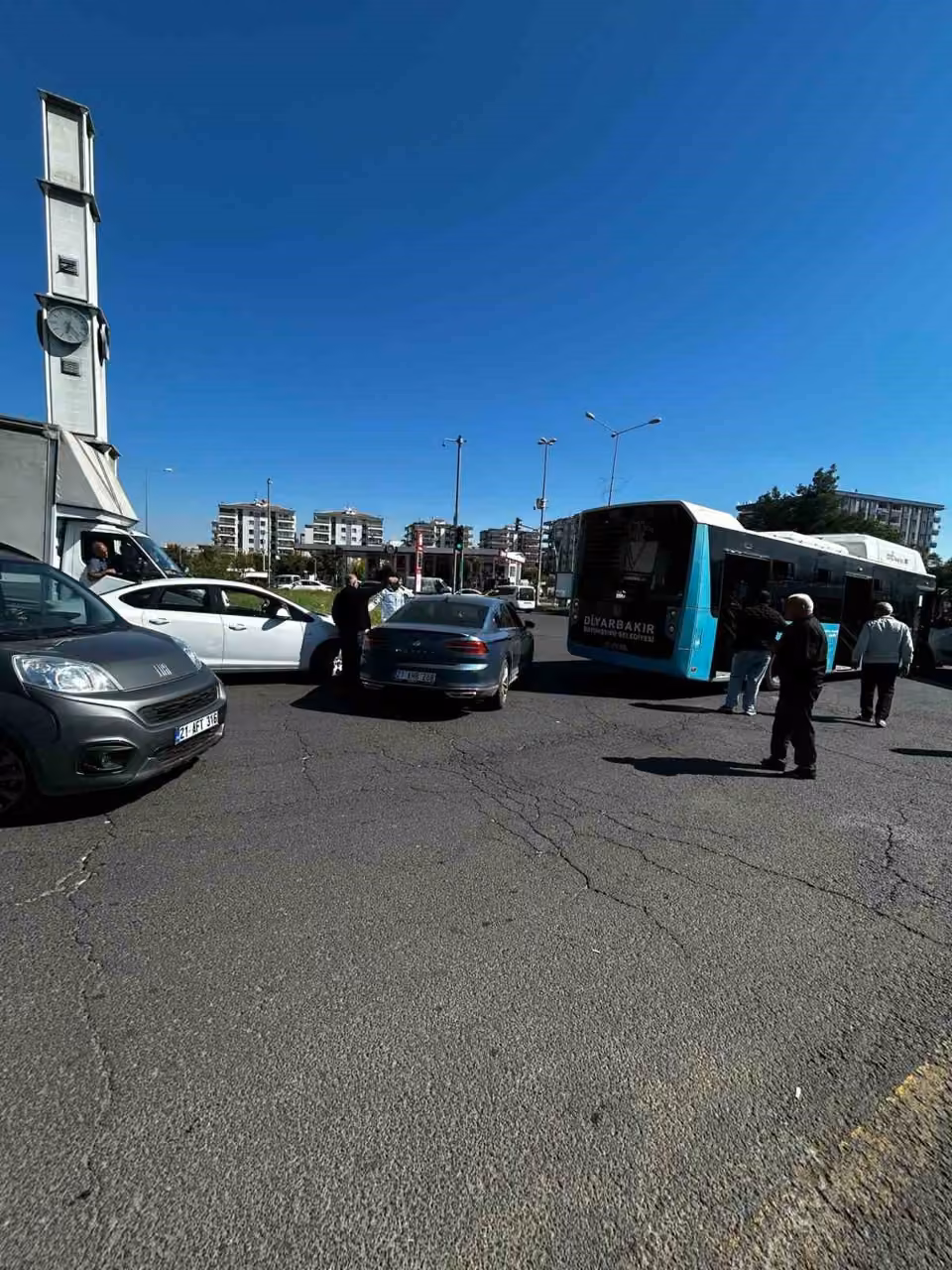Diyarbakır’da otomobil ile belediye otobüsü çarpıştı