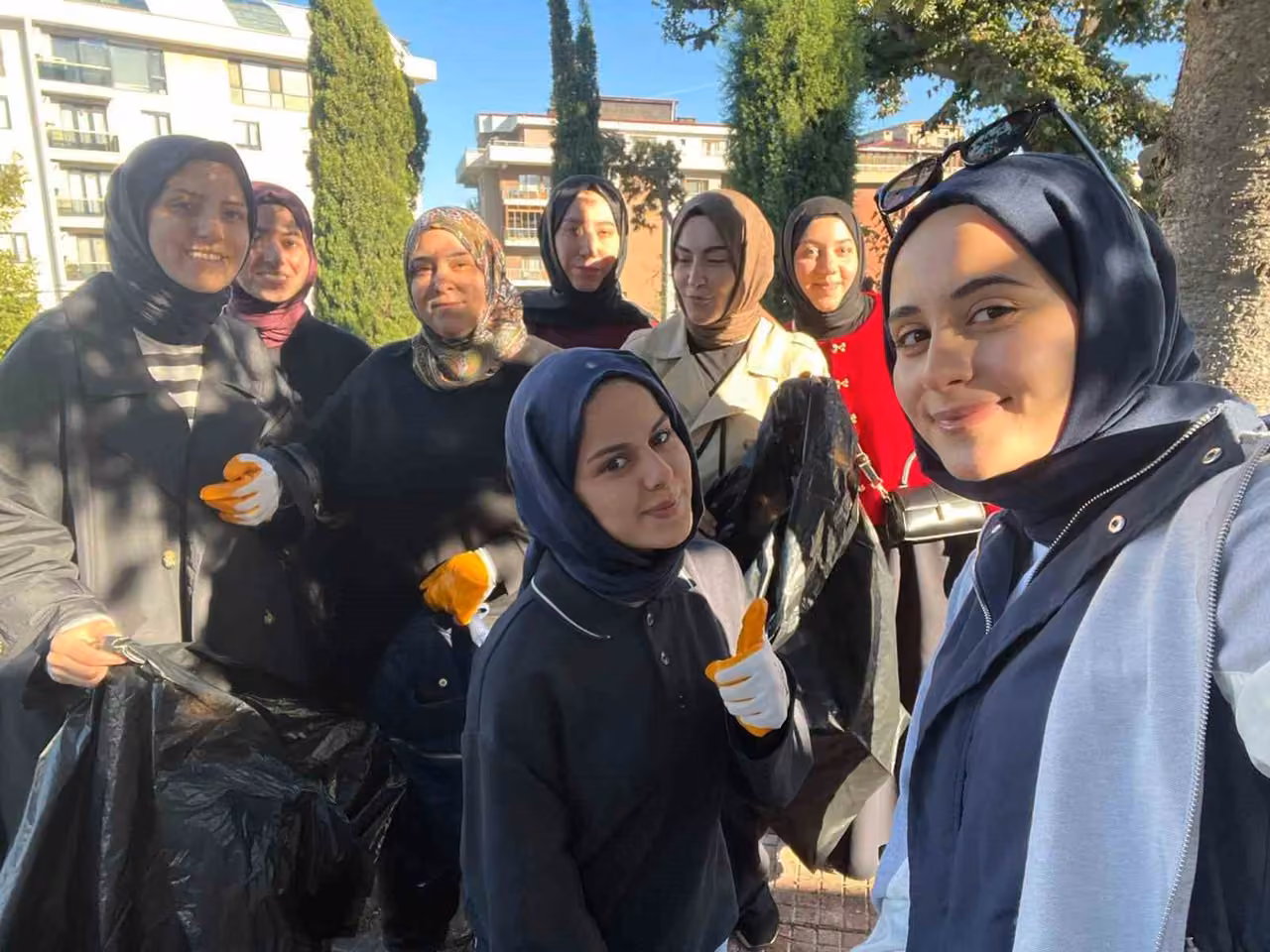 Üniversite öğrencilerinden mezarlıkta temizlik çalışması