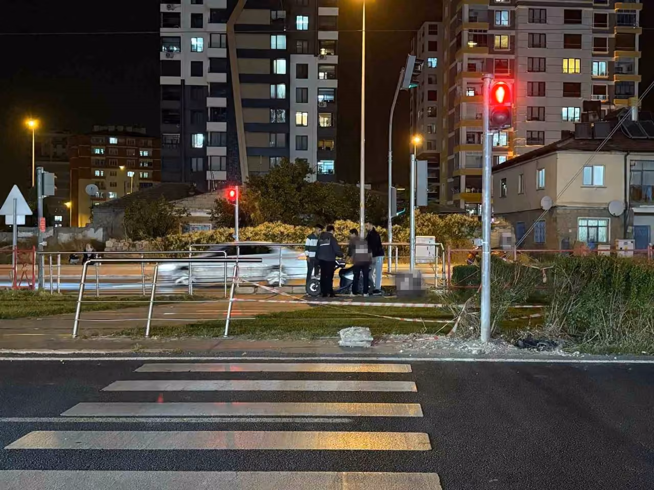 Yaya geçidinden geçmeye çalışan motosiklet tramvayla çarpıştı: 1 yaralı