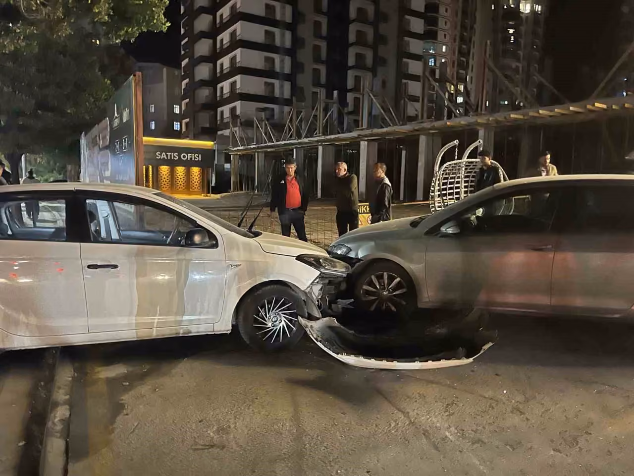 Niğde’de otomobil direğe ve park halindeki araca çarptı: 1 yaralı